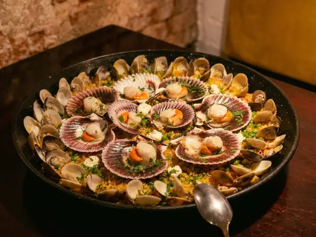 Scallop and clam paella